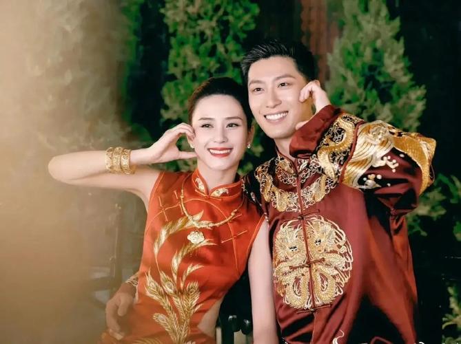 原以为何超莲大婚佩戴六个龙凤手镯和一个如意金锁项链够豪横,再看何